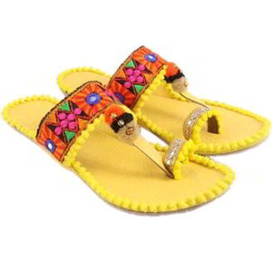 Жёлтая индийская женская обувь, украшенная вышивкой