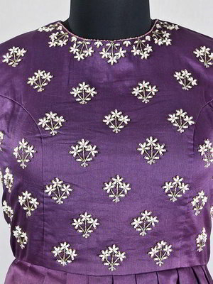 Лиловый хлопко-шёлковый индийский женский свадебный костюм лехенга (ленга) чоли с короткими рукавами с бисером, пайетками