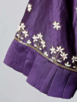 Лиловый хлопко-шёлковый индийский женский свадебный костюм лехенга (ленга) чоли с короткими рукавами с бисером, пайетками