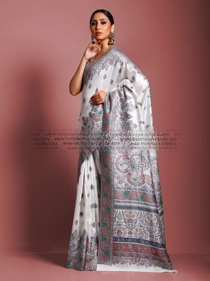 Белое шёлковое индийское сари, украшенное вышивкой люрексом