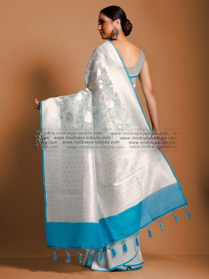 Голубое индийское сари из шёлка и органзы, украшенное вышивкой люрексом