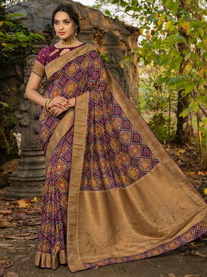 Фиолетовое шёлковое индийское сари, украшенное вышивкой люрексом, печатным рисунком