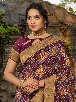 Фиолетовое шёлковое индийское сари, украшенное вышивкой люрексом, печатным рисунком
