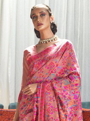 Розовое индийское сари из шёлка, украшенное печатным рисунком