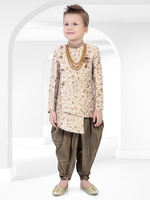 Бежевый хлопко-шёлковый национальный костюм для мальчика, украшенный печатным рисунком