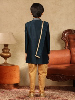 Зелёный шёлковый национальный костюм для мальчика, украшенный вышивкой люрексом со стразами