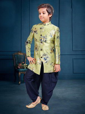 Фисташковый шёлковый национальный костюм для мальчика, украшенный вышивкой люрексом