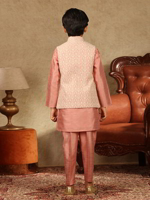 Розовый и серый шёлковый национальный костюм для мальчика