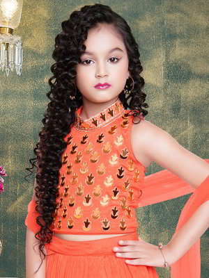 Оранжевый индийский национальный костюм для девочки из креп-жоржета без рукавов со стразами