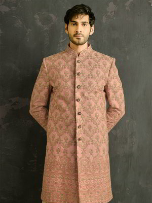 Розовый хлопко-шёлковый индийский мужской костюм, украшенный вышивкой люрексом