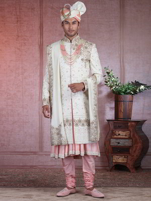 Кремовый шёлковый индийский свадебный мужской костюм, украшенный вышивкой люрексом