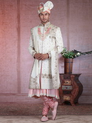 Кремовый шёлковый индийский свадебный мужской костюм, украшенный вышивкой люрексом