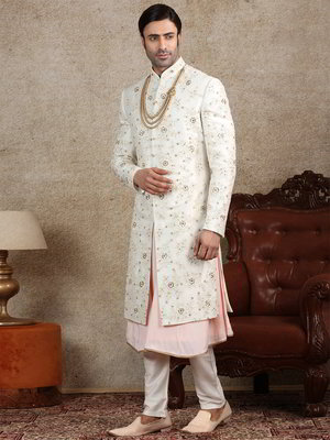 Белый шёлковый индийский свадебный мужской костюм с бисером