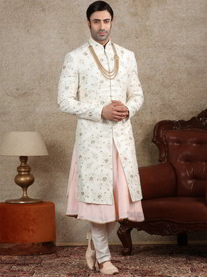 Белый шёлковый индийский свадебный мужской костюм с бисером