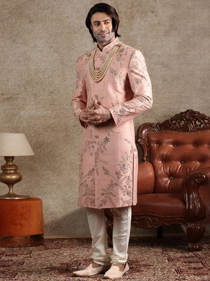 Розовый шёлковый индийский свадебный мужской костюм с бисером