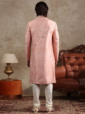Розовый шёлковый индийский свадебный мужской костюм с бисером