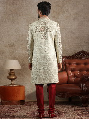 Кремовый шёлковый индийский свадебный мужской костюм с бисером