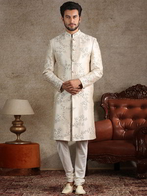 Бежевый шёлковый индийский свадебный мужской костюм, украшенный скрученной шёлковой нитью с бисером