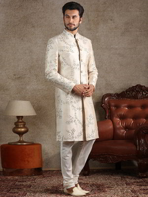Бежевый шёлковый индийский свадебный мужской костюм, украшенный скрученной шёлковой нитью с бисером