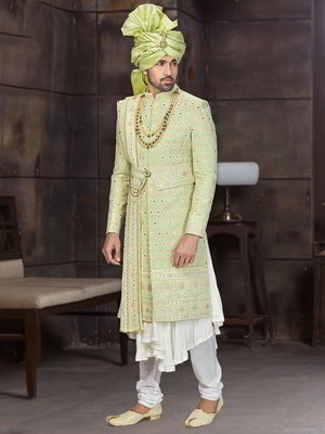 Зелёный индийский свадебный мужской костюм из креп-жоржета с пайетками