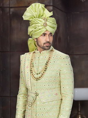 Зелёный индийский свадебный мужской костюм из креп-жоржета с пайетками