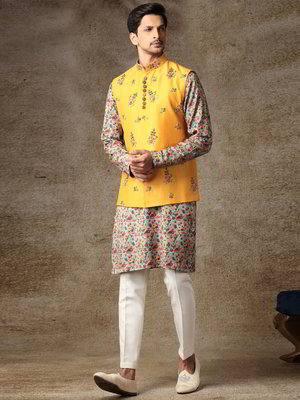 Горчичный и жёлтый шёлковый национальный мужской костюм с жилетом с бисером
