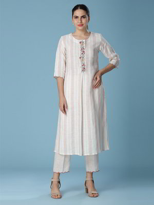 Белое красивое платье / туника из льна, с рукавами ниже локтя, украшенное вышивкой