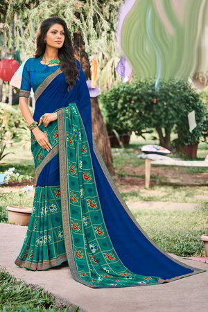 Зелёное и синее индийское сари из креп-жоржета, украшенное печатным рисунком с кружевами