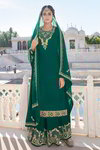 *Зелёное нарядное платье / костюм из креп-жоржета, украшенное вышивкой