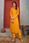 Янтарное индийское платье / костюм с рукавами ниже локтя, украшенное вышивкой
