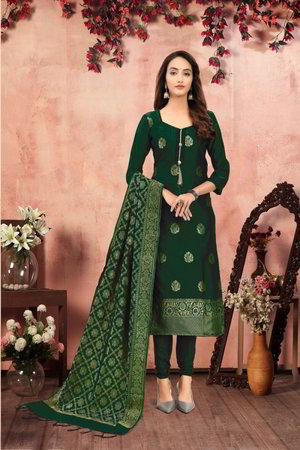 Зелёное жаккардовое платье / костюм, украшенное вышивкой