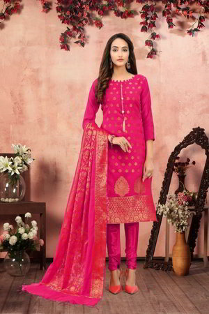 Розовое и цвета фуксии платье / костюм из жаккардовой ткани, украшенное вышивкой