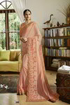 *Персиковое атласное интересное красивое индийское сари, украшенное вышивкой с кружевами