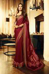 *Бордовое красивое индийское сари, украшенное вышивкой с кружевами