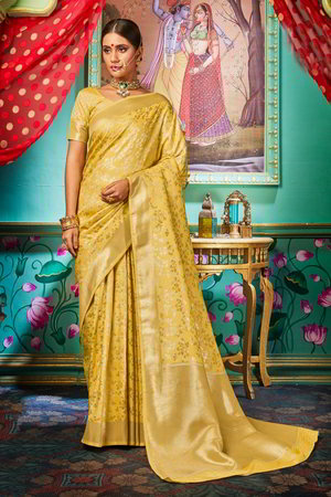 Жёлтое индийское сари из шёлка и жаккардовой ткани
