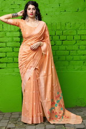 Персиковое хлопко-шёлковое и жаккардовое индийское сари, украшенное вышивкой