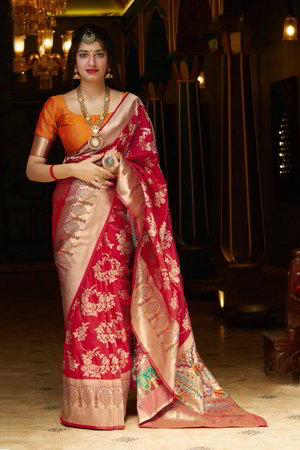 Красное шёлковое и жаккардовое индийское сари, украшенное вышивкой