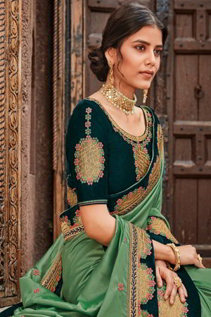 Светло-зелёное индийское сари из креп-жоржета и атласа, украшенное вышивкой
