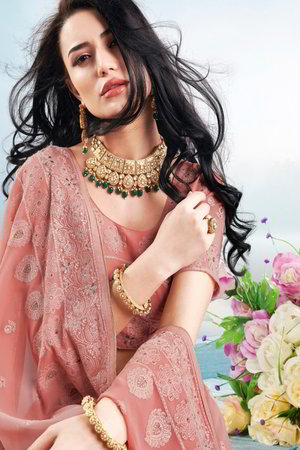 Индийское сари из креп-жоржета, украшенное вышивкой