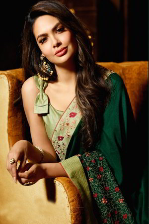 Зелёное индийское сари, украшенное вышивкой с кружевами