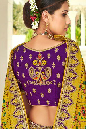 Фиолетовый жаккардовый и шёлковый индийский женский свадебный костюм лехенга (ленга) чоли, украшенный вышивкой