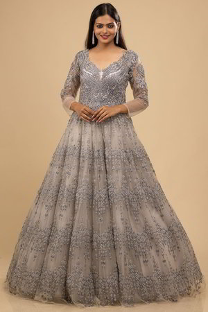 Светло-серое роскошное длинное платье в пол, с длинными полупрозрачными рукавами, украшенное вышивкой с пайетками и стразами