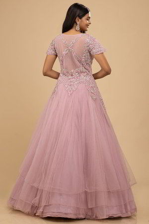Розовое платье / костюм из фатина с короткими рукавами, украшенное скрученной шёлковой нитью со стразами, пайетками