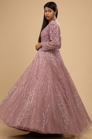 Розовое платье / костюм из фатина с длинными рукавами, украшенное скрученной шёлковой нитью с пайетками, перламутровыми бусинками, кусочками зеркалец
