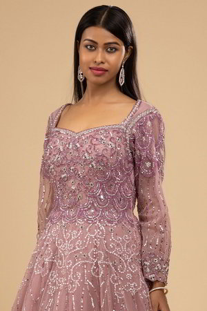 Розовое платье / костюм из фатина с длинными рукавами, украшенное скрученной шёлковой нитью с пайетками, перламутровыми бусинками, кусочками зеркалец