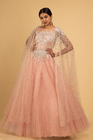 Розовое платье / костюм из фатина с рукавами-пелериной, украшенное вышивкой