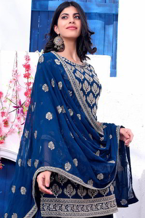 Тёмно-синее платье / костюм из креп-жоржета с рукавами три-четверти, украшенное вышивкой люрексом с пайетками