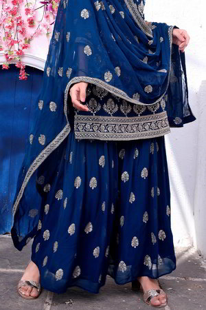 Тёмно-синее платье / костюм из креп-жоржета с рукавами три-четверти, украшенное вышивкой люрексом с пайетками