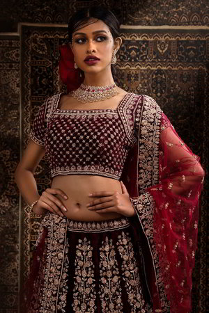 Бордовый национальный индийский женский свадебный костюм лехенга (ленга) чоли из бархата, украшенный вышивкой шёлком и люрексом, пайетками, бусинками и стразами