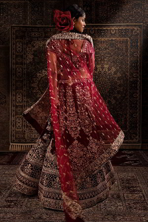 Бордовый национальный индийский женский свадебный костюм лехенга (ленга) чоли из бархата, украшенный вышивкой шёлком и люрексом, пайетками, бусинками и стразами